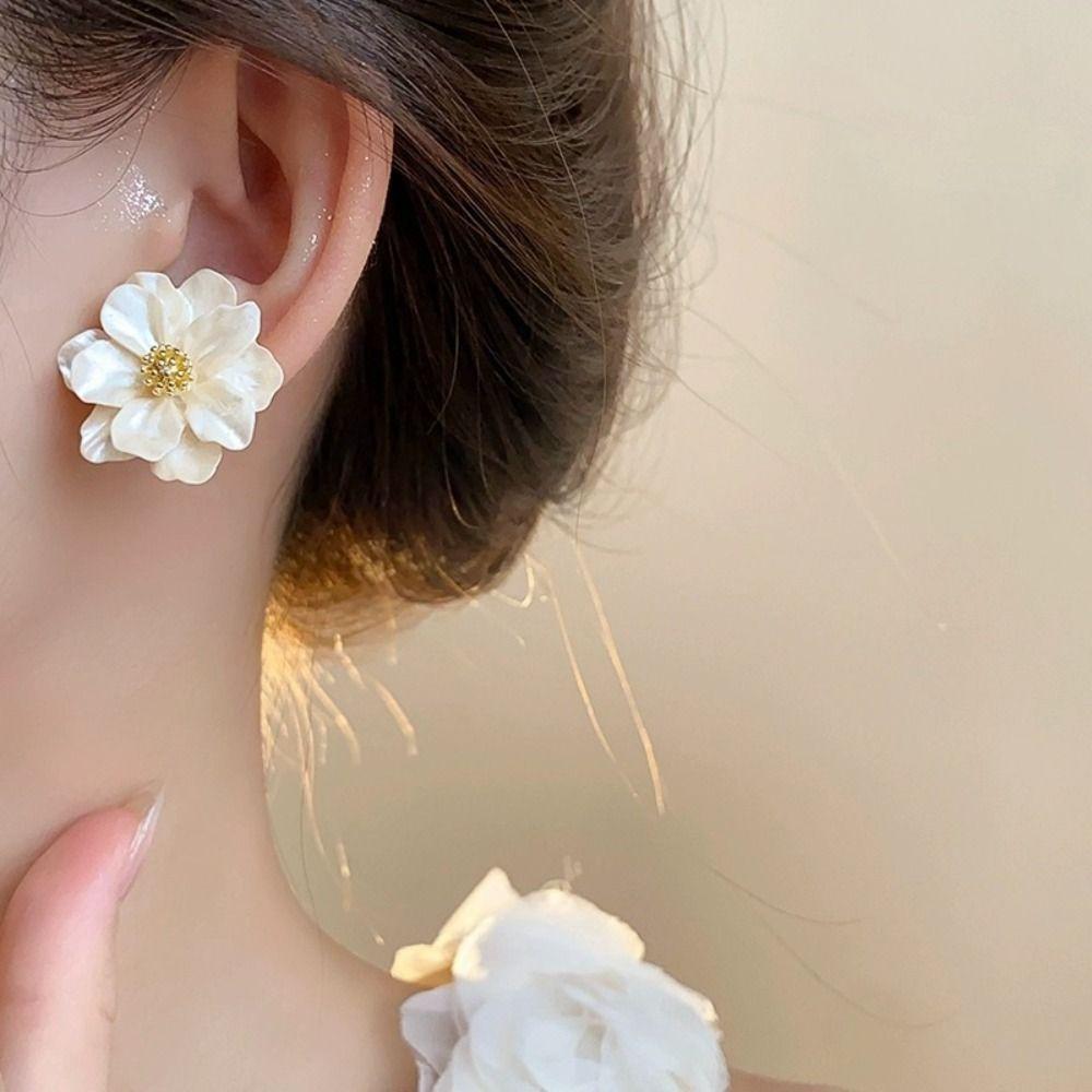 Exquisite Flower Earrings Irregular Petals Stud Fashion Petals Earrings Women