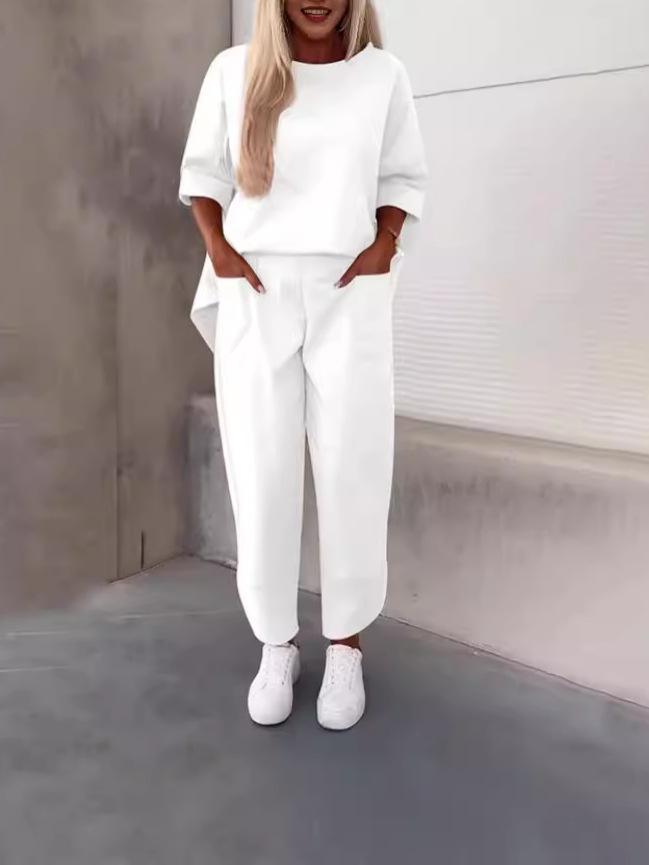 Женский осенний повседневный комплект из двух предметов 2024: Однотонный топ с круглым вырезом и укороченные брюки.