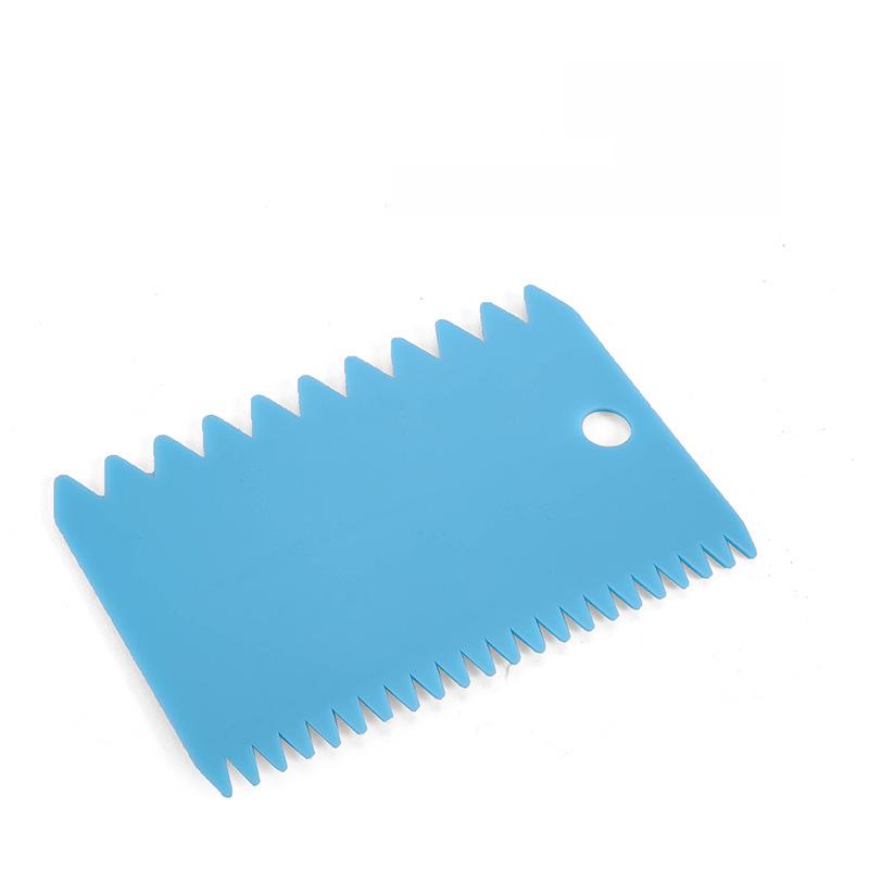 Набор из четырех скребков из полипропиленового пластика для приготовления тортов - включает трапециевидные и зубчатые скребки