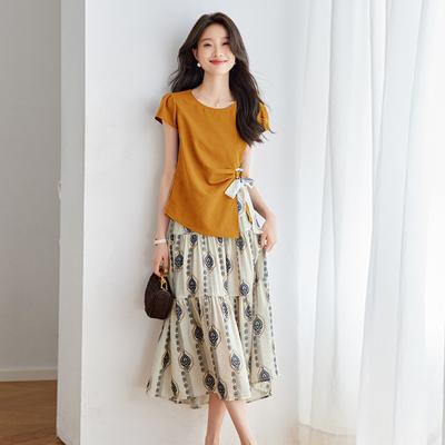 Летний новый модный костюм с топом на бретелях и юбкой с принтом, с асимметричным дизайном и поясом.