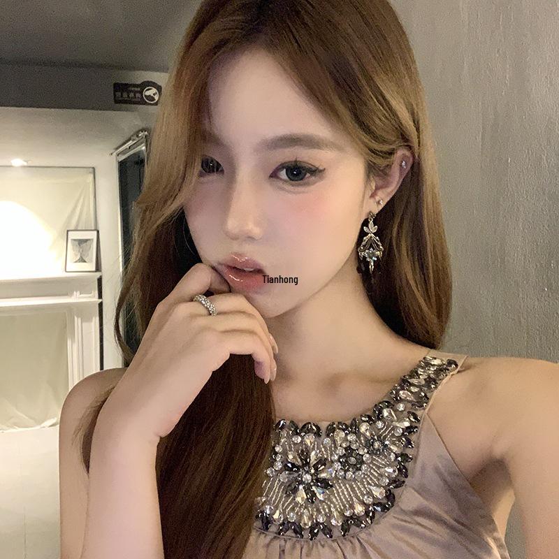 Серьги-кисточки в ретро-придворном стиле с черными бриллиантами и персиковым чаем, создающие великолепную атмосферу главной героини.