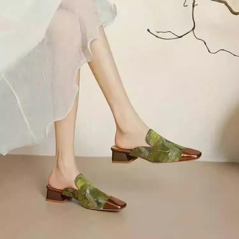 Мода 2025 Лето Новые Смешанные Цвета Женские Тапочки Элегантная Мода Сандалии с Закрытым Носком Женские на Среднем Каблуке Принт Горячая Распродажа Тапочки