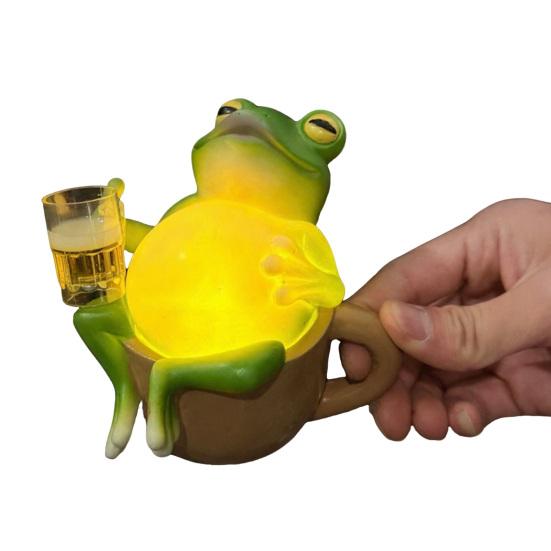 Фигурка Лягушки Пьющей Ночник Сидящая на Чашке Лягушка Декоративная Лампа Статуэтка из Смолы Украшение для Дома Офиса Спальни Настольное