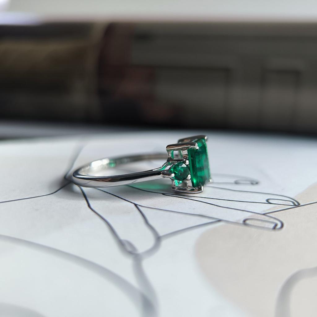 Серебряное кольцо с изумрудом nano 1.708ct, вес изделия 1,88 гр (2205364)