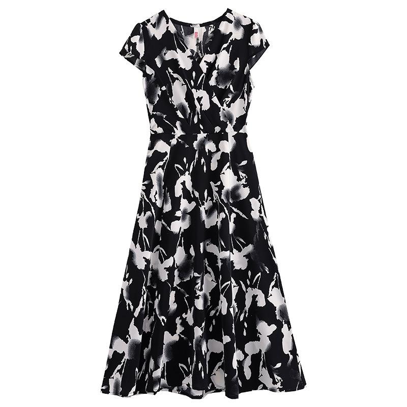 Летнее платье с цветочным принтом больших размеров - короткий рукав, подчеркнутая талия, тонкий фасон