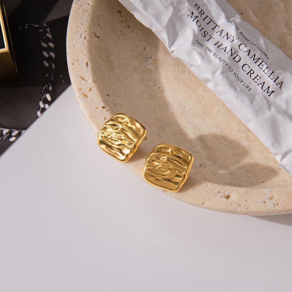 Yori Fashion Серьги-гвоздики из нержавеющей стали с молотковым покрытием, плиссированные, геометрической формы, квадратные, для женщин, элегантные, шикарные, привлекательные, ювелирный подарок