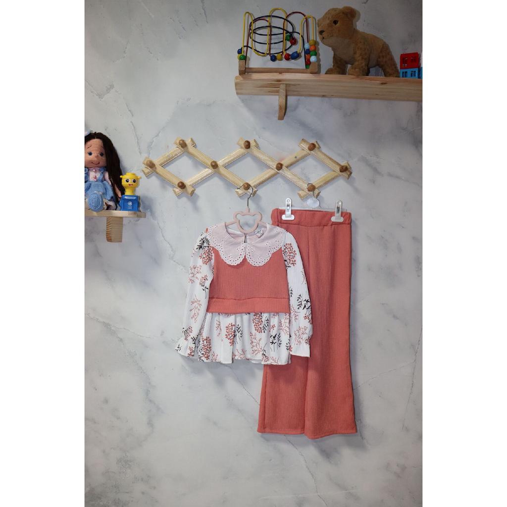 Стильный комплект для девочек - блузка с цветочным узором и современные брюки