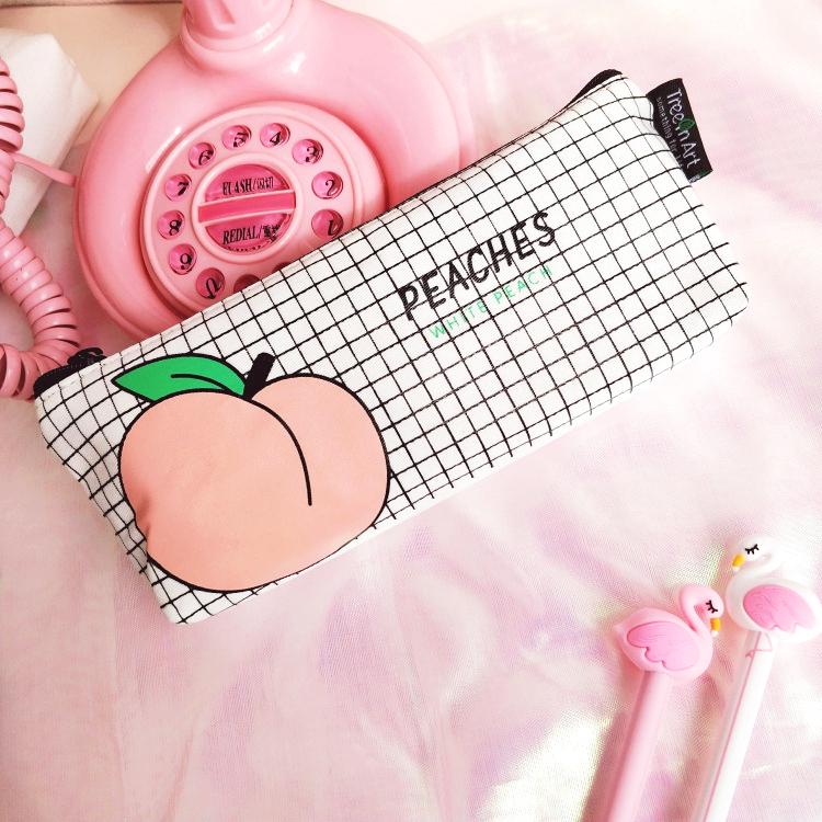 Холщовый пенал на молнии с милым рисунком персиков