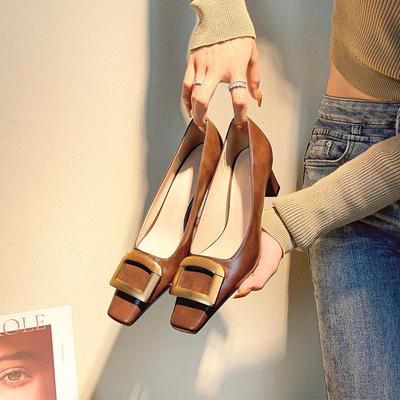 2024 Горячая Распродажа Французские Квадратные Каблуки Женская Мода Пригородный Темперамент Туфли Неглубокий Носок Толстый Каблук Металлические Квадратные Пряжки Каблуки