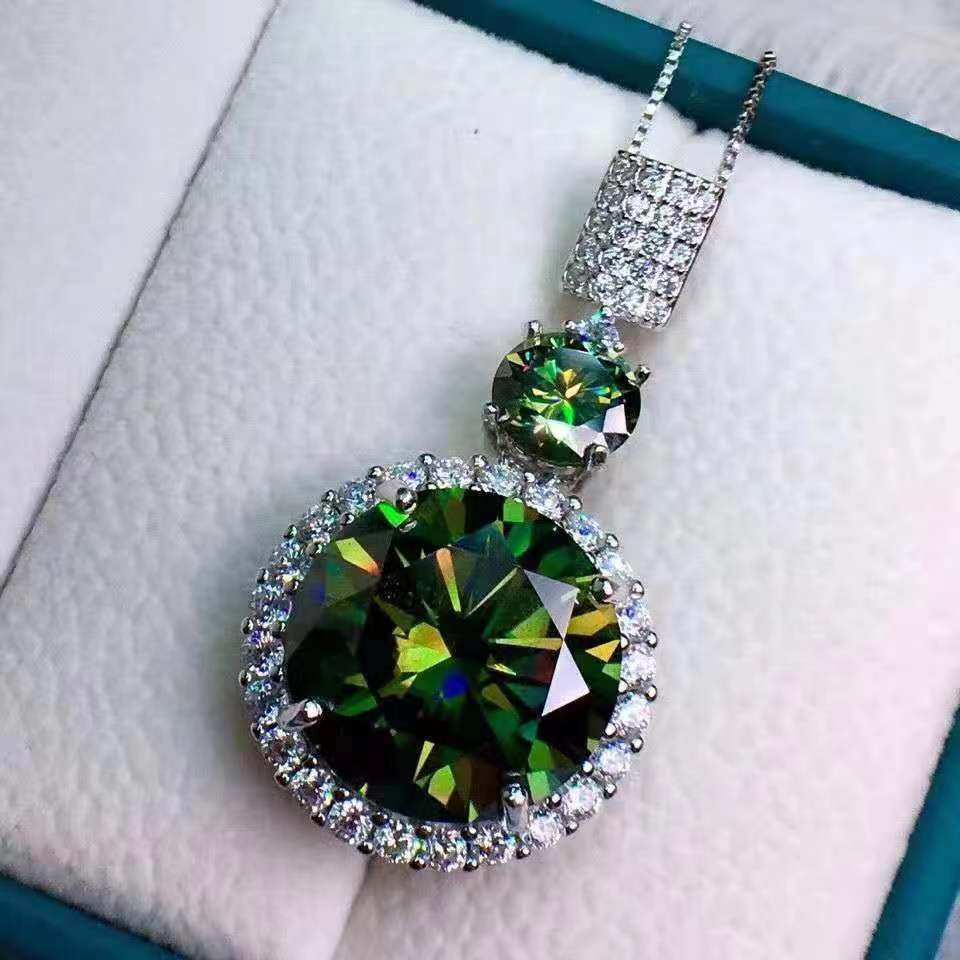 Silver Plating Plated, 6-carat Stunning Green Synthetic Pendant Necklace - VVS Clarity, Fashionable and Avant-garde Men's