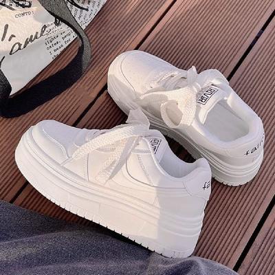 Универсальная обувь на толстой подошве и очень белая обувь для женщин 2025 новая летняя дышащая спортивная обувь для женщин нишевая легкая обувь для скейтборда