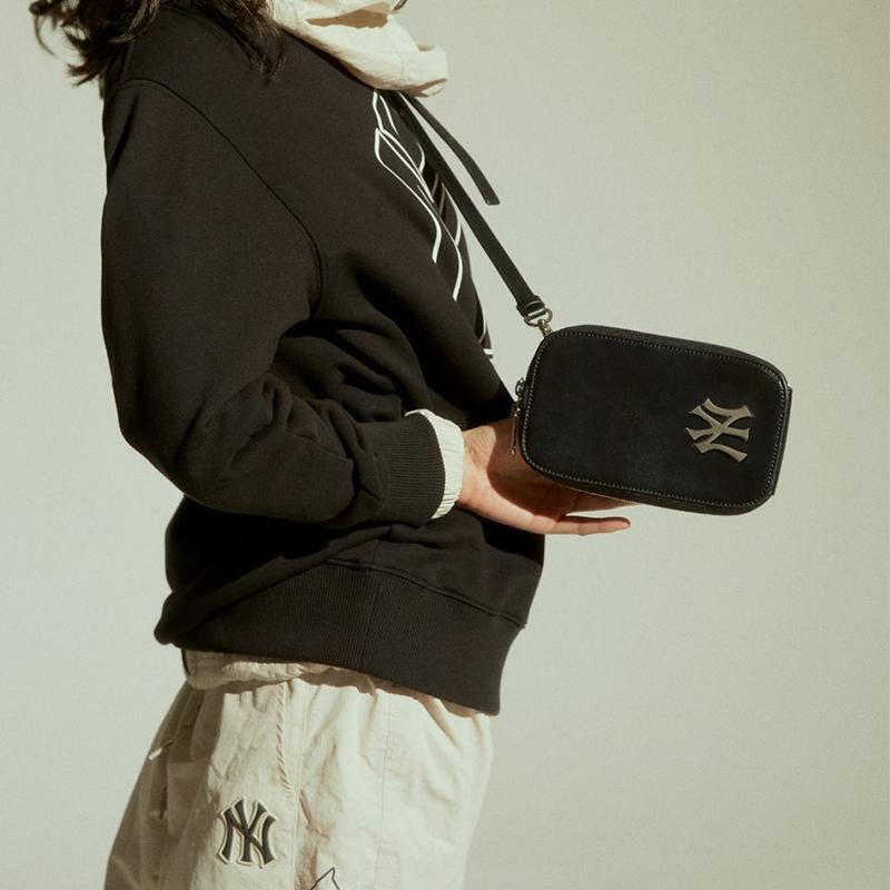 New MLB Leather Cell Phone Pouch, Crossbody Bag, Shoulder Bag Unisex Black 32BGDN111-50L