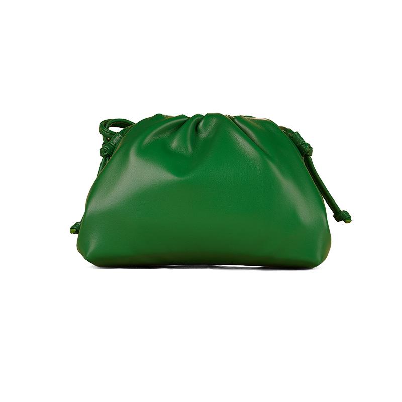 Женская сумка 2024 года из мягкой кожи с плиссировкой — вечерняя, наплечная и сумка-мессенджер с однотонной текстурой.