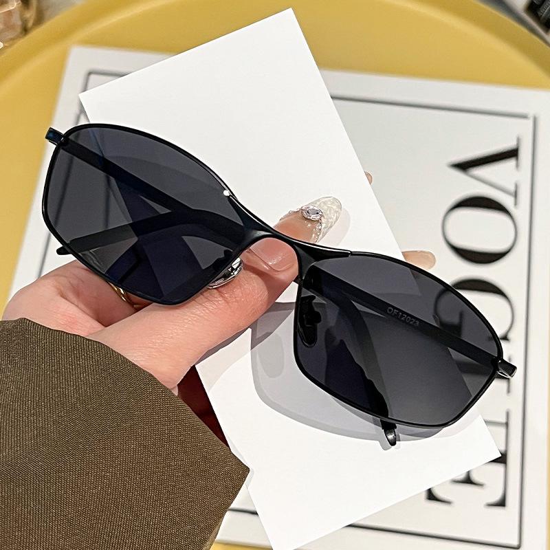 New metal square sunglasses Internet celebrity female fashion street shot advanced sense UV protection sunglasses