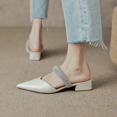 Стразы легкая роскошь острый носок сумка голова мода темперамент крутые шлепанцы женский толстый каблук 2025 лето новый неглубокий средний каблук мюли