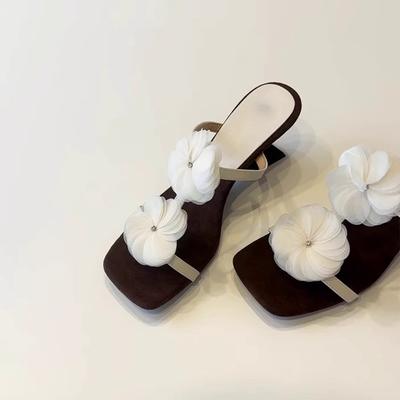 Издание из мягкой кожи~ Нишевый дизайн Французский клиновидный каблук Цветок Квадратный Темпераментная головка Шлепанцы с открытым носком Женские летние босоножки на высоком каблуке
