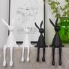 Фигурка сидящего кролика из смолы Белый длинноногий кролик Коллекционная фигурка Сидящая форма Настольная скульптура кролика Декор для дома