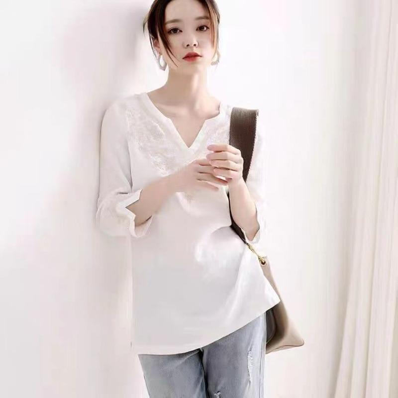 Летняя рубашка из хлопка и льна с V-образным вырезом и вышивкой для женщин с нишевым дизайном, легкая белая рубашка свободного кроя с семью рукавами для женщин