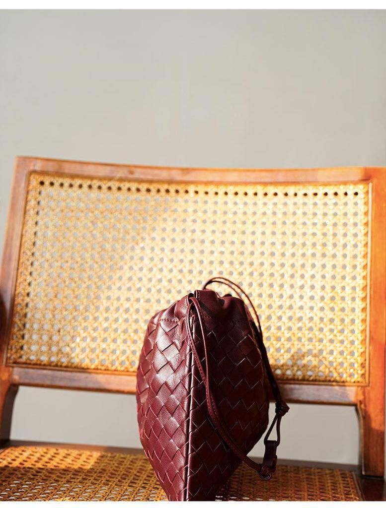 2024 Новая сумка через плечо BV Woven Sheepskin Cloud: Универсальный, модный и популярный стиль с завязками