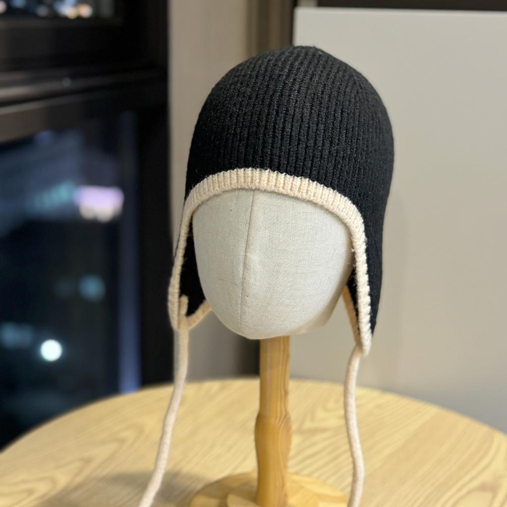 Solid color knitted hat for women, fashionable, simple, casual, versatile, warm, ear-protecting, windproof, with ties, suitable for autumn and winter