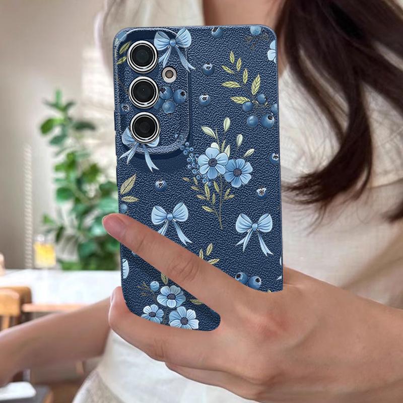Чехол с цветочным рисунком «Черничные бантики» для Samsung S26 S25 S24 Ultra S23 S22 S21 FE A15 A16 A17 A26 A35 A36 A37 A54 A55 A56 A57 5G с текстурой кожи.