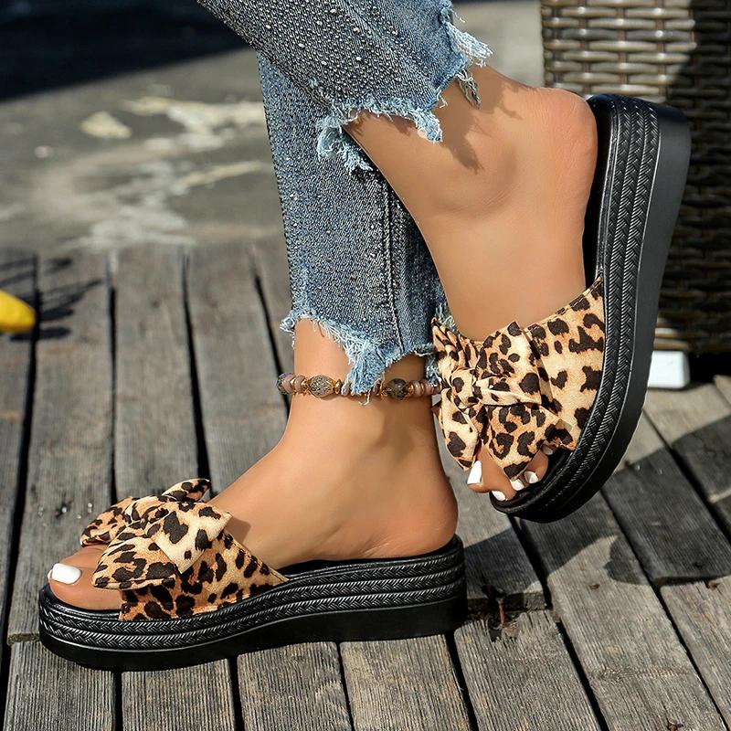 Fashion Fashion Leopard Bow Platform Slippers for Women 2025 Summer Comfortable Non Slip Beach Sandals Woman Thick Sole Outdoor Slippers