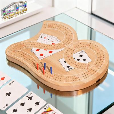 Деревянная доска для игры в криббедж с фишками для покера