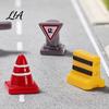 Наборы для создания сцен DIY 8 шт. Мини-фигурки дорожных знаков, Декорации-имитация дорожных ограждений, Крошечные реалистичные модели дорожных сооружений Легкие,