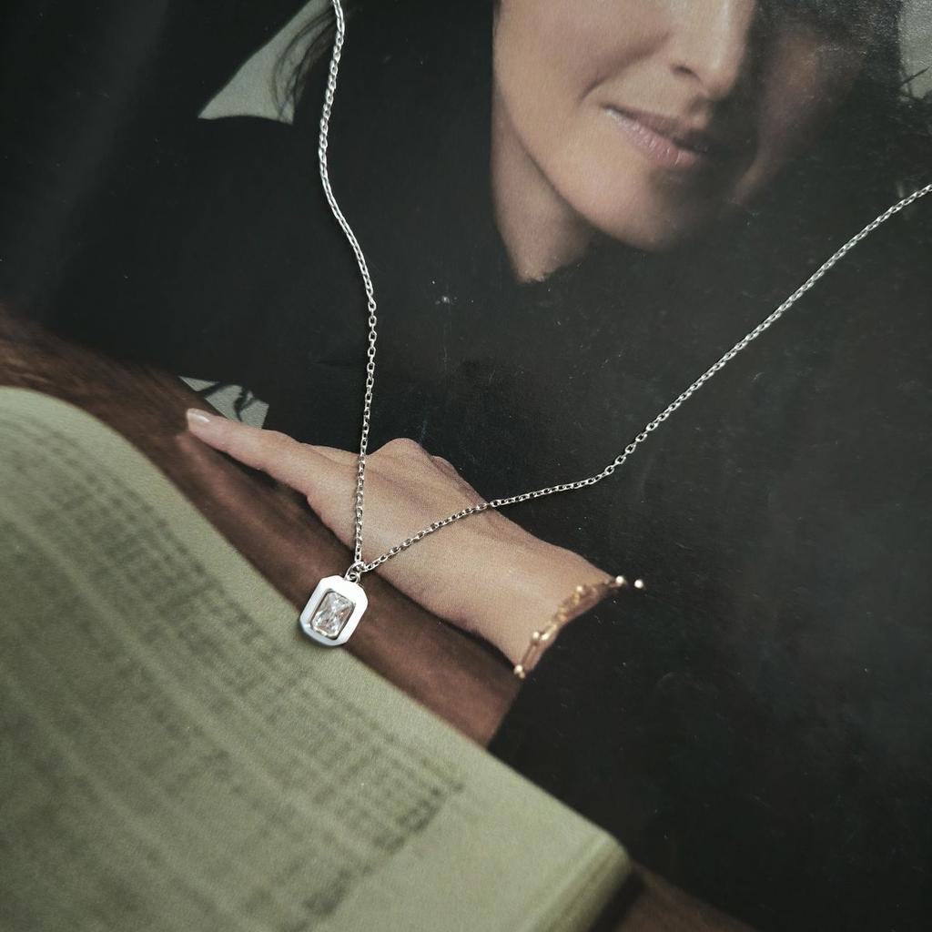 Серебряное колье с фианитами, емаллю, вес изделия 2,16 гр (2185635)