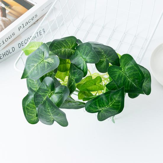 Полезная имитация зеленого растения, не требует полива, проста в обслуживании, декоративна.