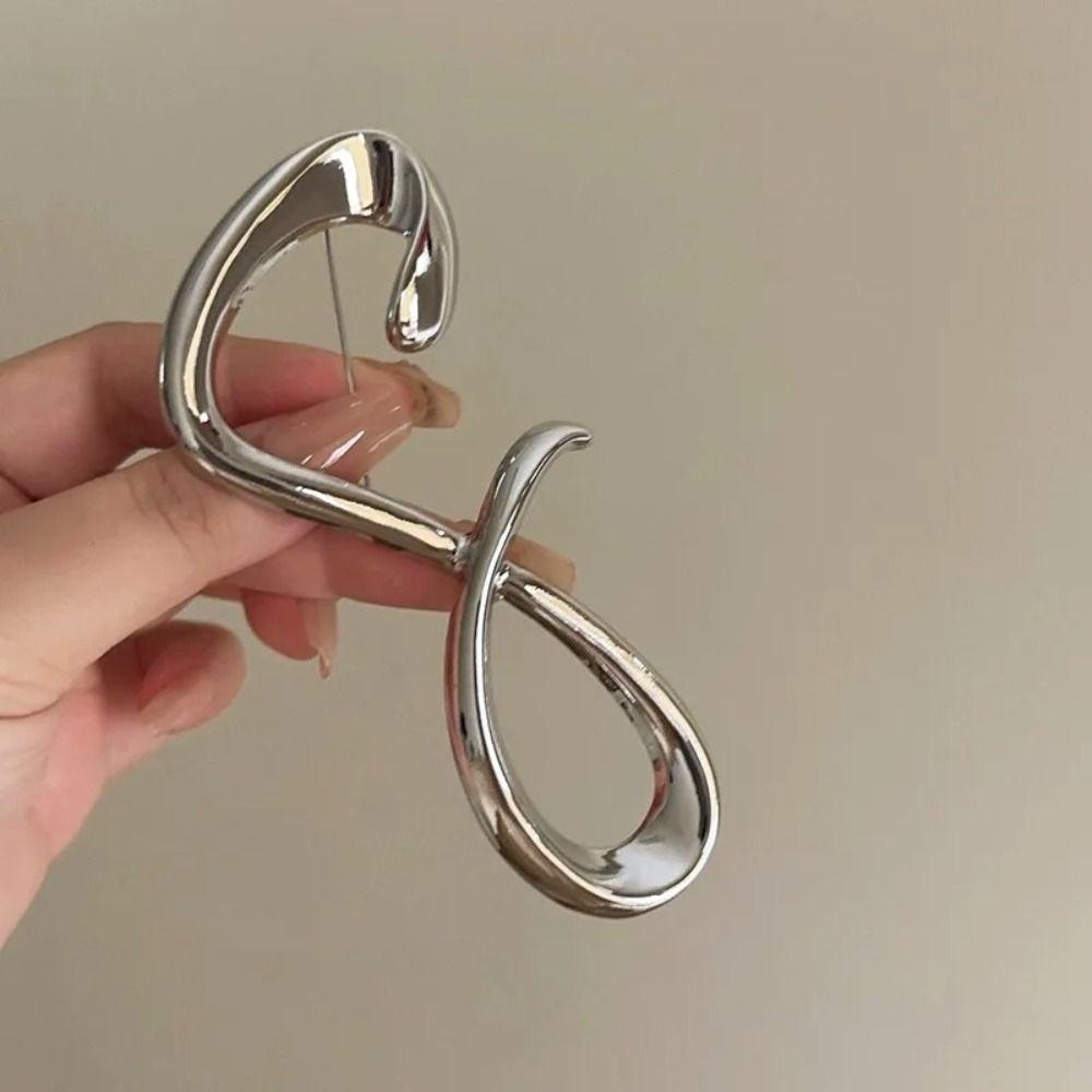 Zinc Zinc Alloy Lucky Number Brooch Gold Irregular Metallic Brooches Simple 8-shaped Pin  Men