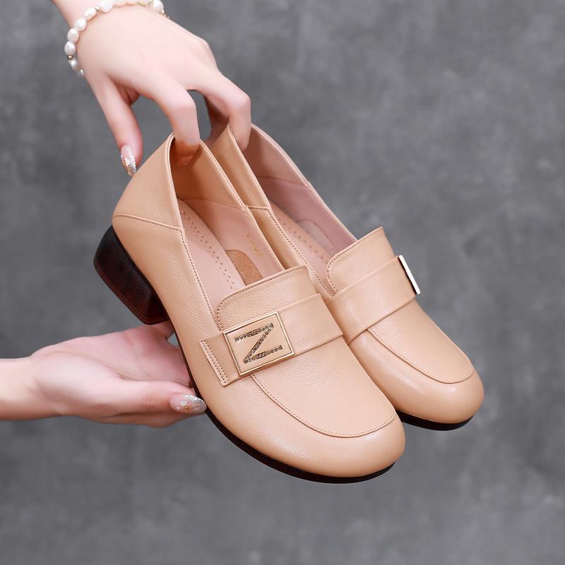 Женские лоферы нового стиля с металлической отделкой, первый слой из коровьей кожи, большой размер, мягкая кожа, маленькие кожаные туфли в британском стиле, туфли на среднем каблуке