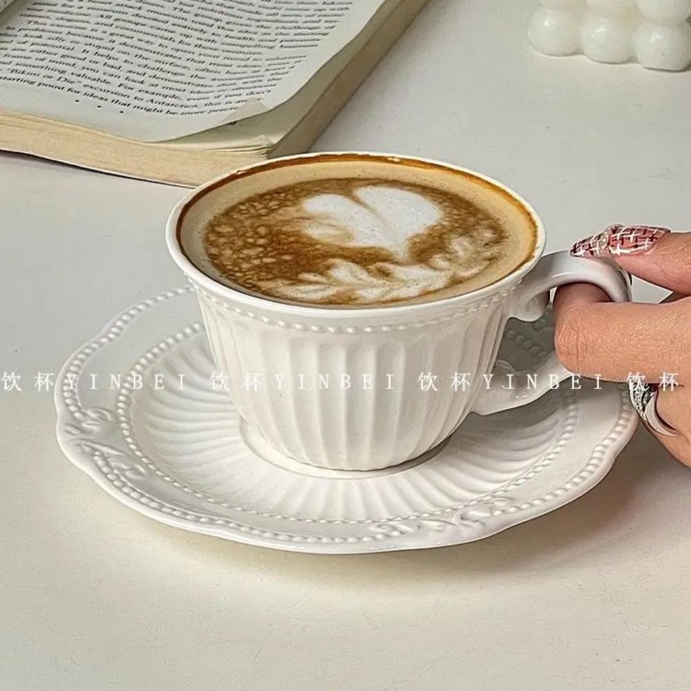 Чисто белая керамическая рельефная кофейная чашка, высокая красивая кружка, европейская посуда для послеобеденного чая, изысканные домашние чашки и тарелки