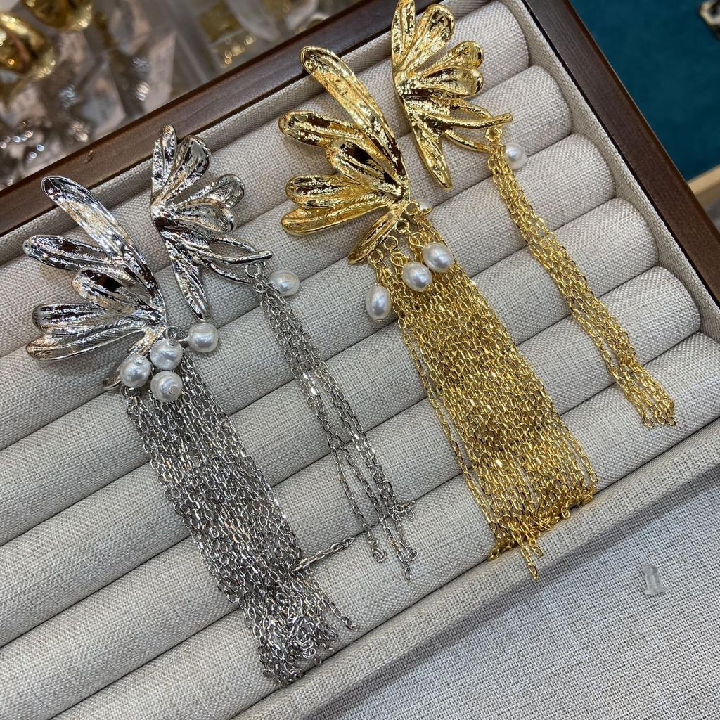 Милые и стильные асимметричные серьги-бабочки с жемчугом, длинные серьги-кисточки в супер-фэнтезийном стиле, модные универсальные серьги-цветы с характером.
