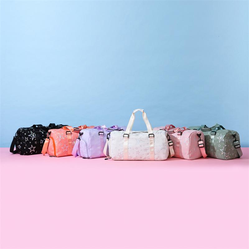 Вместительная дорожная сумка с отделением для обуви и отделением для влажного/сухого белья, удобная для переноски в руке, для спорта и отдыха.