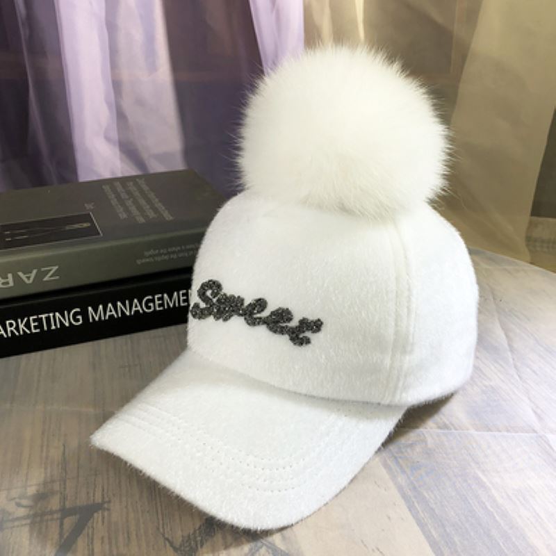 Осенне-зимняя теплая шапка женская бейсболка с искусственным помпоном, стразами и надписью в виде морского конька