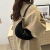 Повседневный простой нишевый дизайн 2025 весна новый темперамент сумка под мышкой модный тренд сумка на плечо для женщин-коммутеров