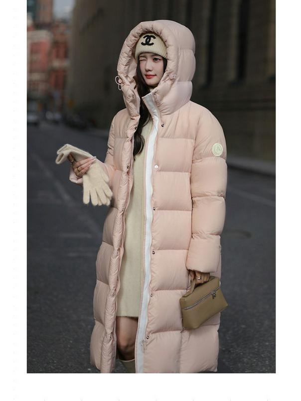 Женское зимнее пуховое пальто светло-зеленого цвета с капюшоном - Длиной до колена, Утепленное, Теплое, Средней длины с нашивками на рукавах.