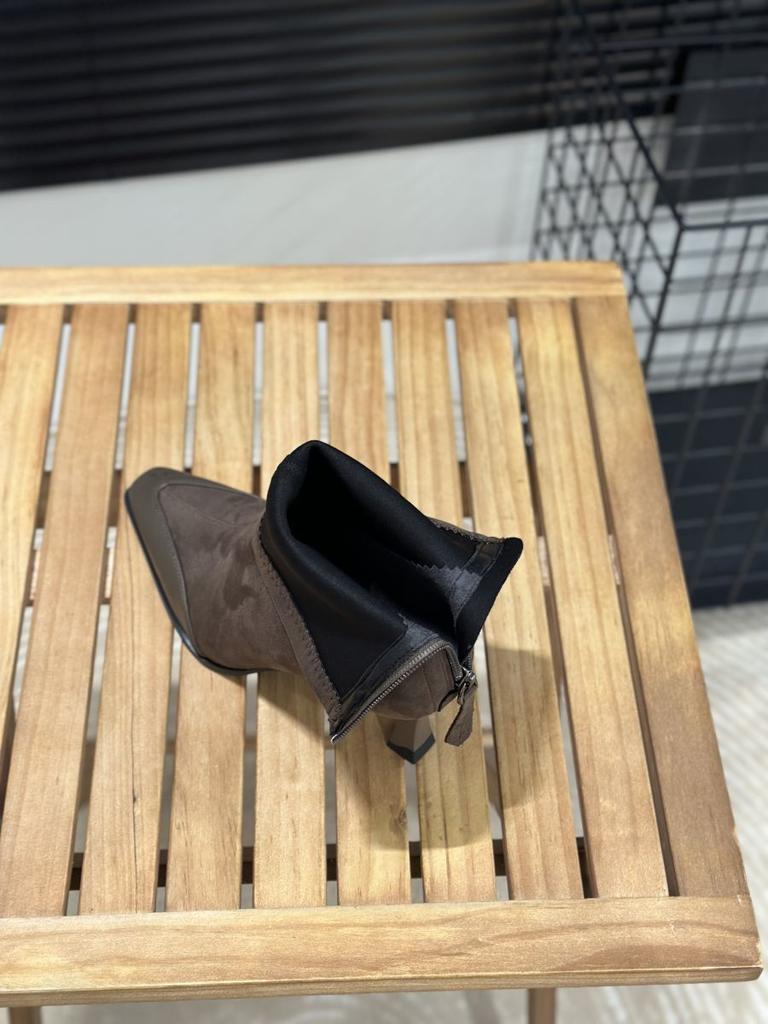 Женские короткие ботинки осень-зима 2025 новая мода универсальные замшевые остроносые тонкий каблук высокий каблук ботинки с юбкой модные ботинки