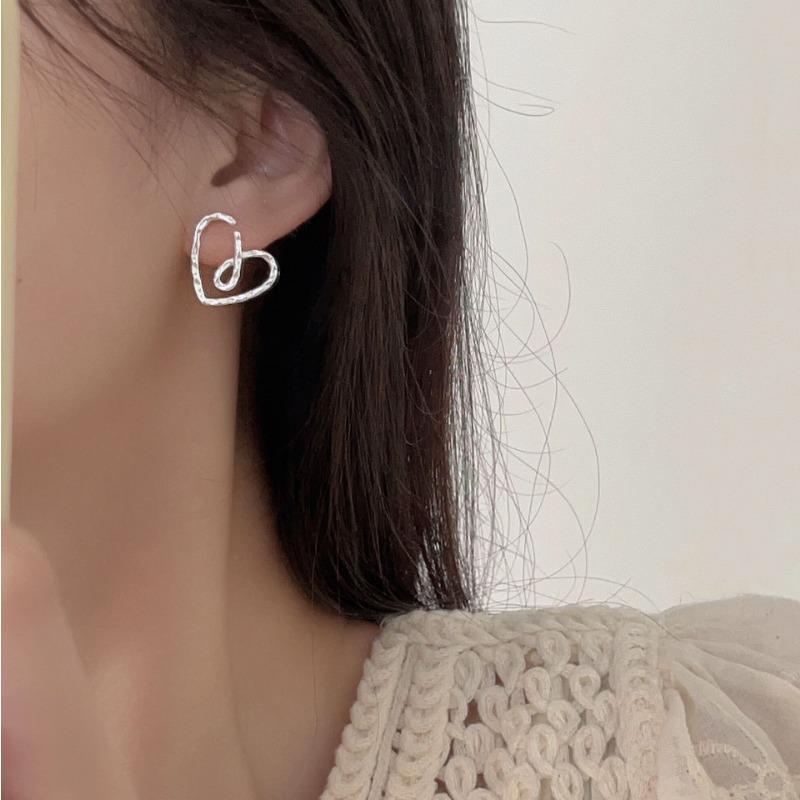 New Geometric Heart Stud Earrings Femininity Sweet and Cool Style Earrings Exquisite Versatile Ear Jewelry