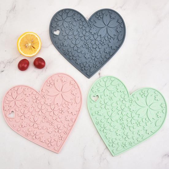 Теплоизоляционный водонепроницаемый коврик для столовых приборов, нескользящий дизайн, насыщенный цвет, силиконовая подставка в форме сердца в форме сердца, подставка для посуды