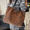 Сумка с леопардовым принтом женская 2025 новая трендовая сумка через плечо сумка-тоут для通勤 легкая роскошь нишевая высококлассная женская сумка