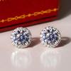 Серьги с имитацией муассанита круглой огранки весом 1 карат, покрытые 18-каратным белым золотом.