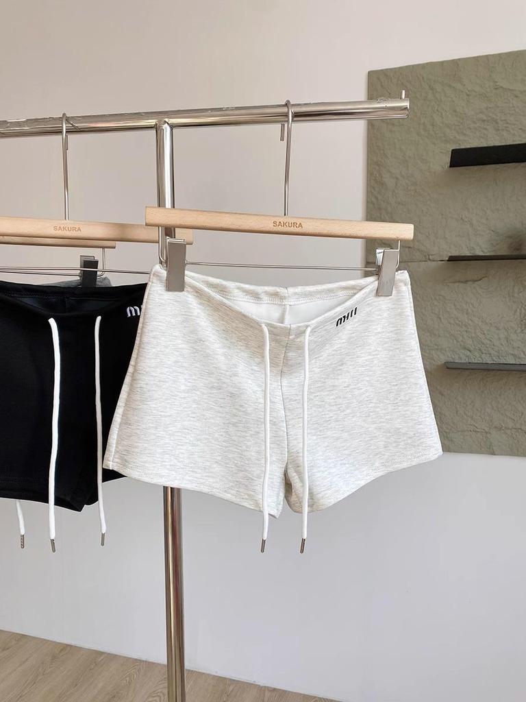 Женские летние шорты 2025 года в корейском стиле с высокой талией, облегающие, для миниатюрных, универсальные, однотонные, с широкими штанинами.