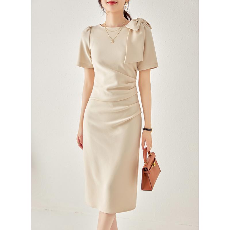 Элегантное платье с круглым вырезом, бантом и плиссировкой