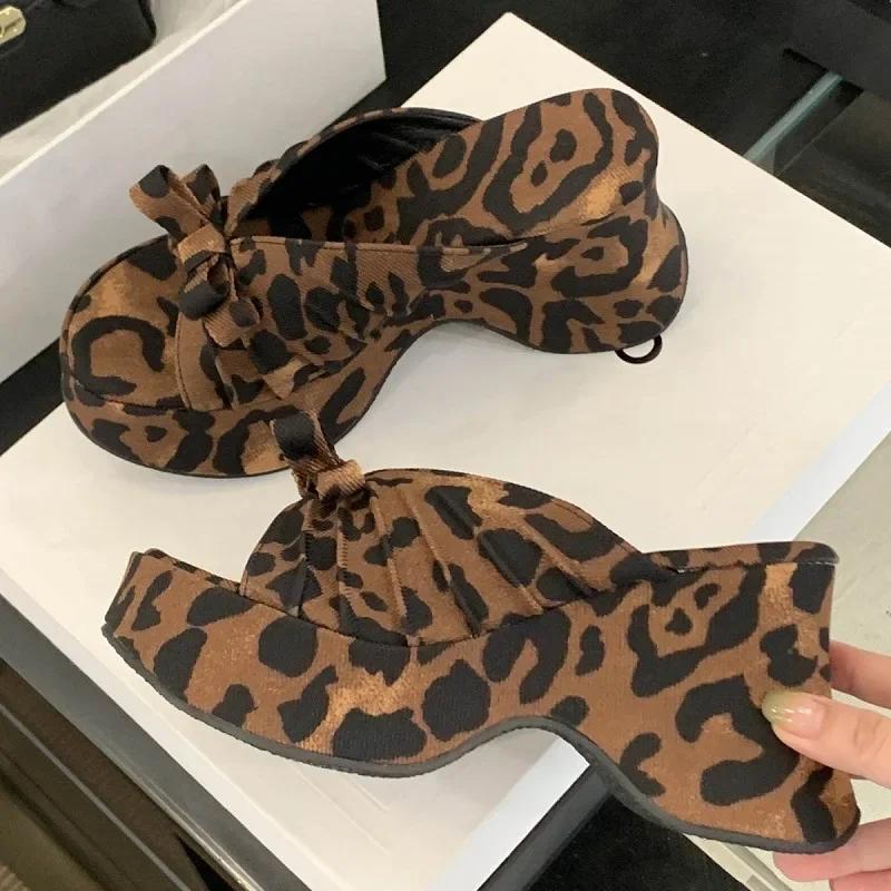 Модные модные тапочки для женщин Новый дизайн Плиссированный Бант-узел Вечерняя обувь Платформа Каблук-шпилька Женские сандалии Модные Открытый носок Высокие каблуки