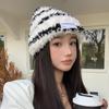 Новая шапка для женщин в корейском стиле, полосатая, подчеркивающая лицо, маленькая, пушистая, теплая шерстяная шапка, для большой головы, с защитой ушей, шапка-бини, мужская, модная