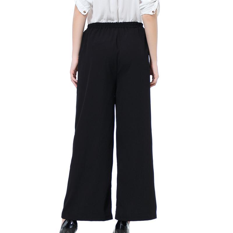 женщина в брюках с широким поясом