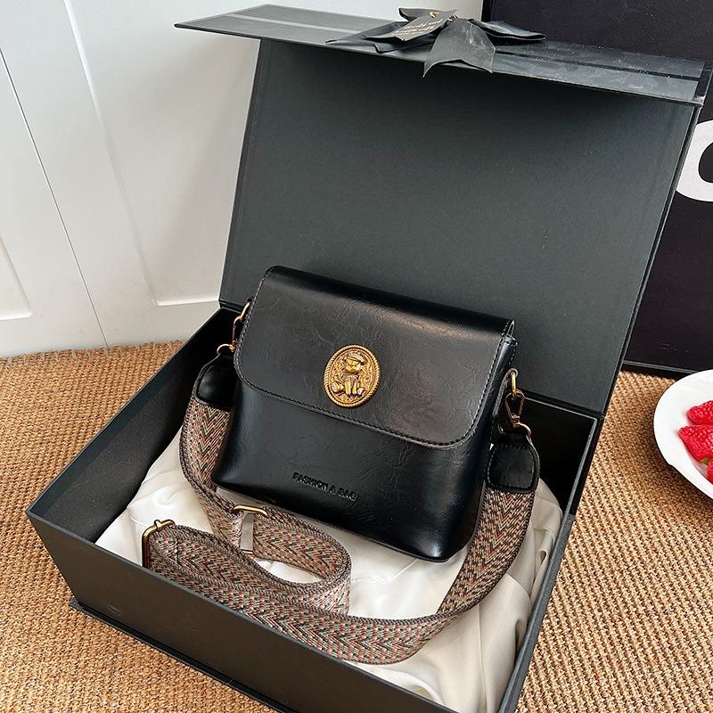 Женская сумка подмышки высокого качества в стиле ретро, ​​новинка 2023 года, зимняя новая маленькая квадратная сумка, простая и универсальная сумка через плечо на одно плечо