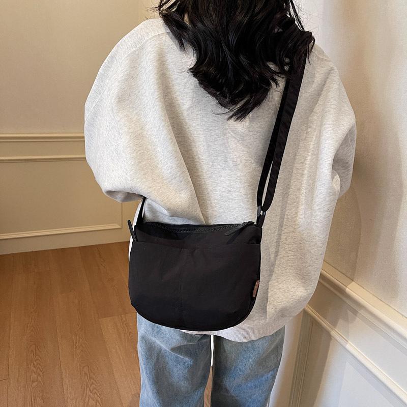 Casual Simple and Lightweight Bag Women's 2025 Spring New Fashion and Popular Versatile Shoulder Bag Commuter Sports Messenger Bag